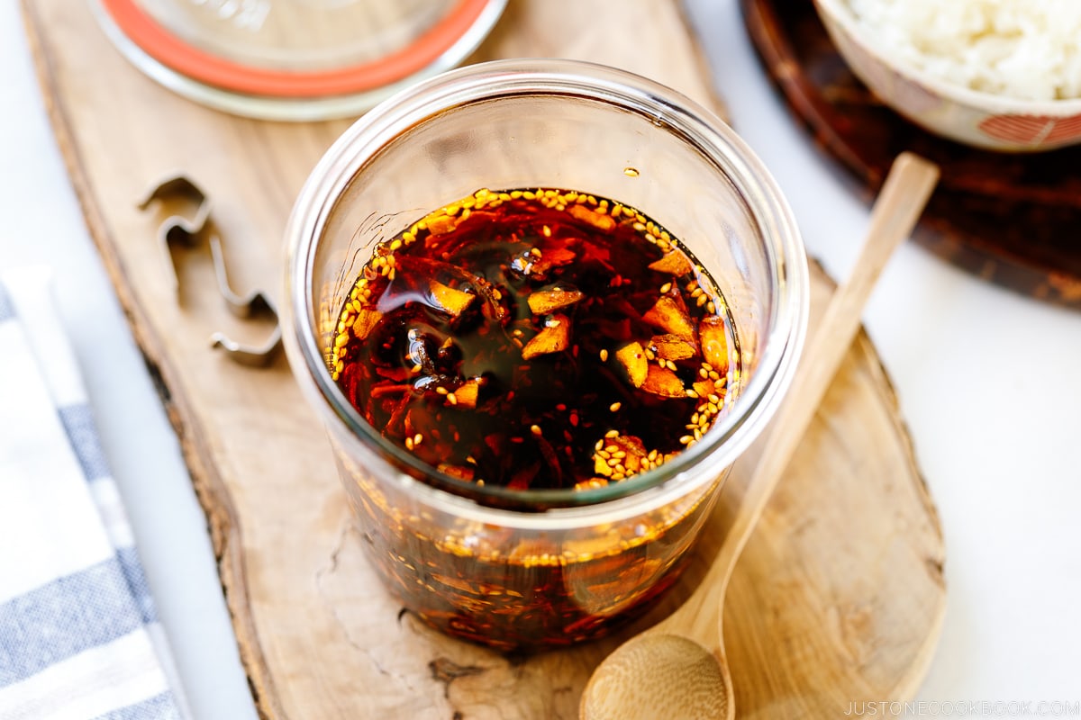 A Weck glass jar containing Crunchy Garlic Chili Oil (Taberu Rayu).