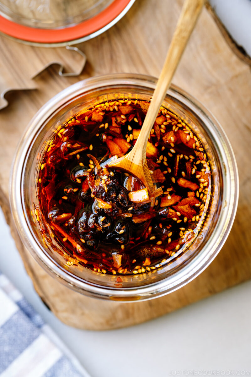 A Weck glass jar containing Crunchy Garlic Chili Oil (Taberu Rayu).