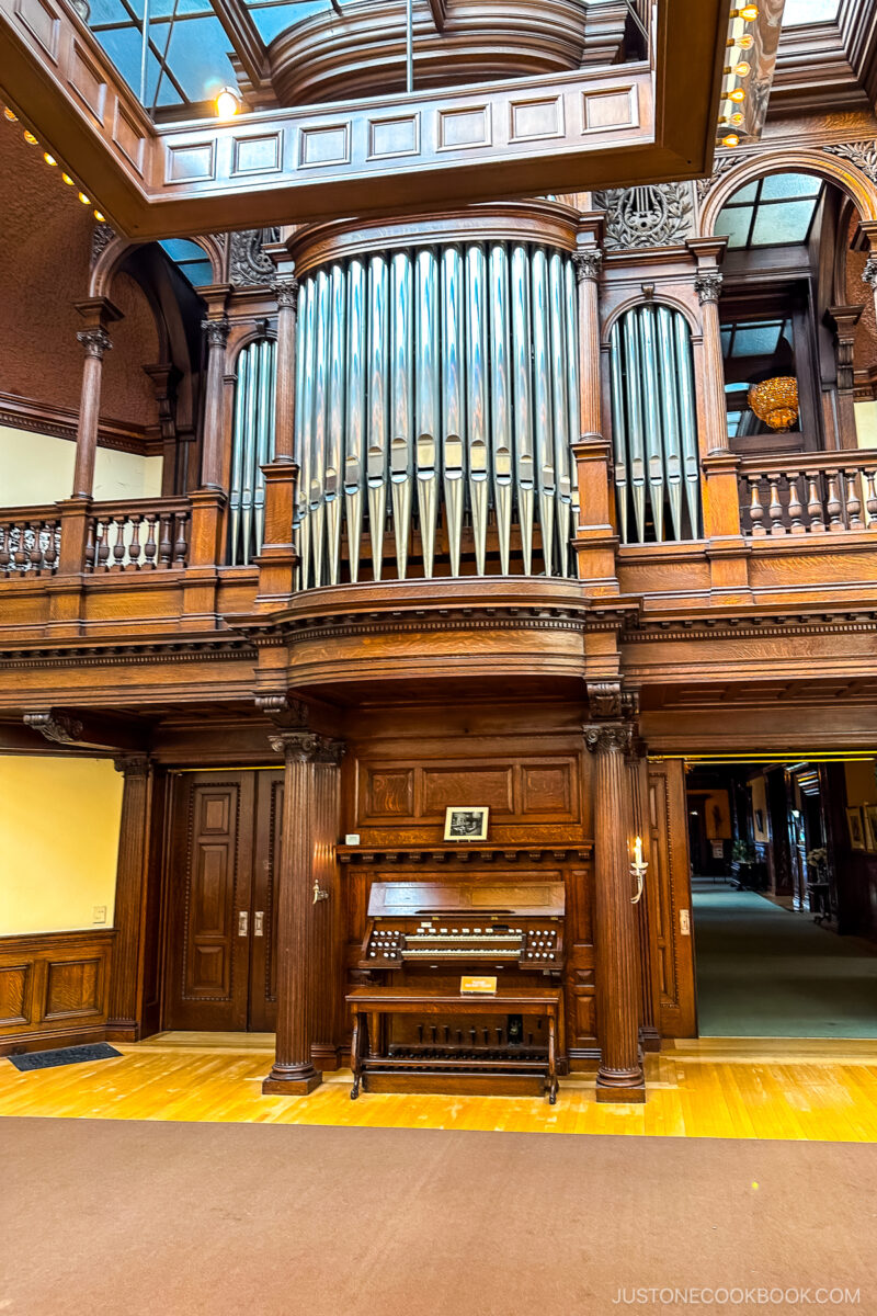 the organ at James J. Hill House
