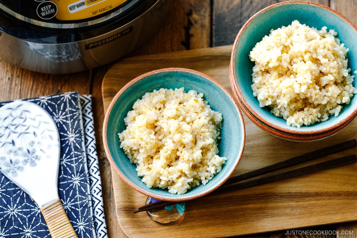 Rice bowls containing freshly cooked brown rice.