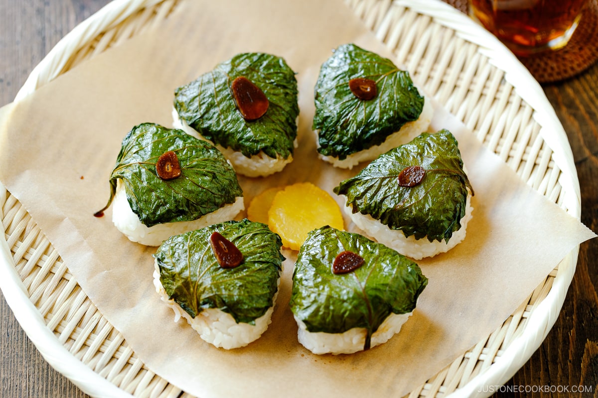 Rice balls wrapped around with a shiso leaf marinated in Shiso Garlic Soy Sauce.