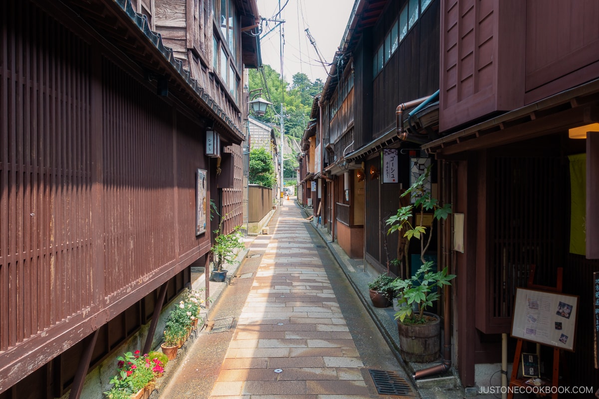 Higashi Chaya, an Eastern Tea House District in Kanazawa