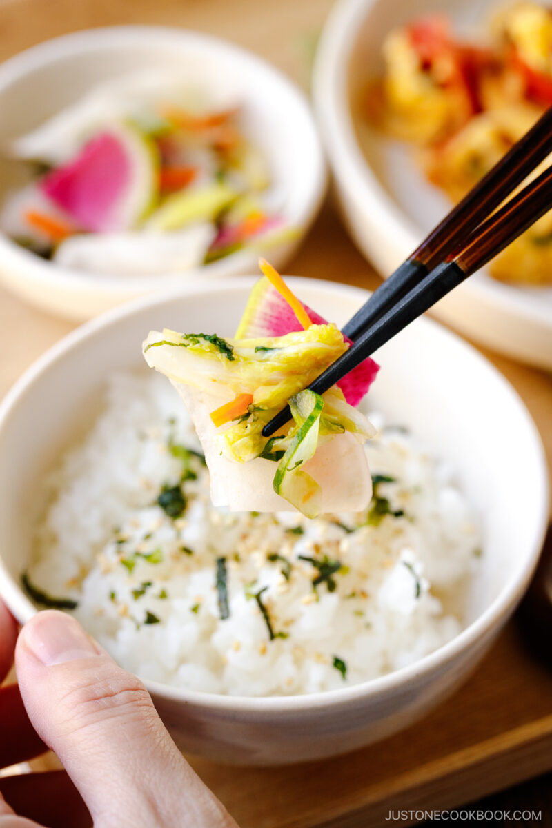 Picking up Japanese pickles made with colorful vegetables seasoned with salt, kombu, and sugar.