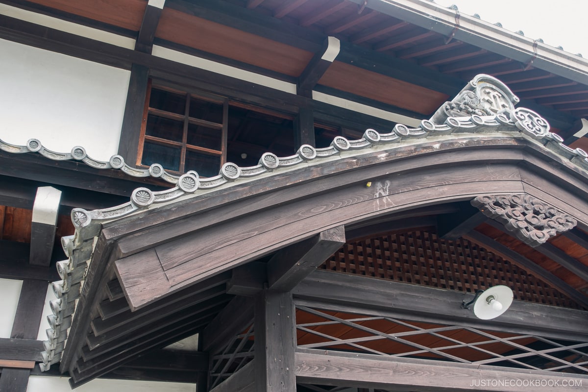 Takayama City Archives Museum outsixe roof architecture