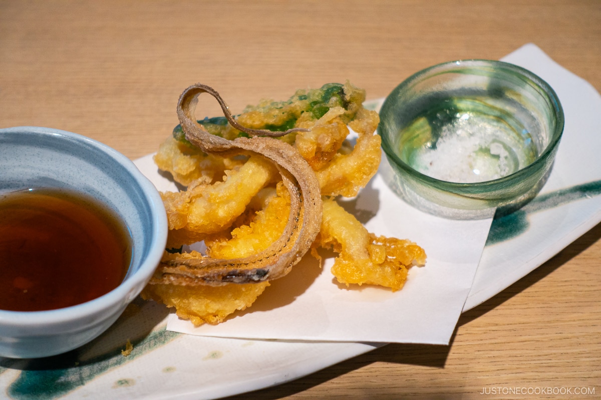 Genge (Eelpout) tempura, served with bone crackers