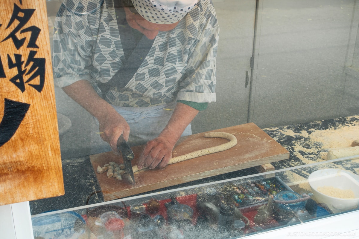 Making warabi mochi