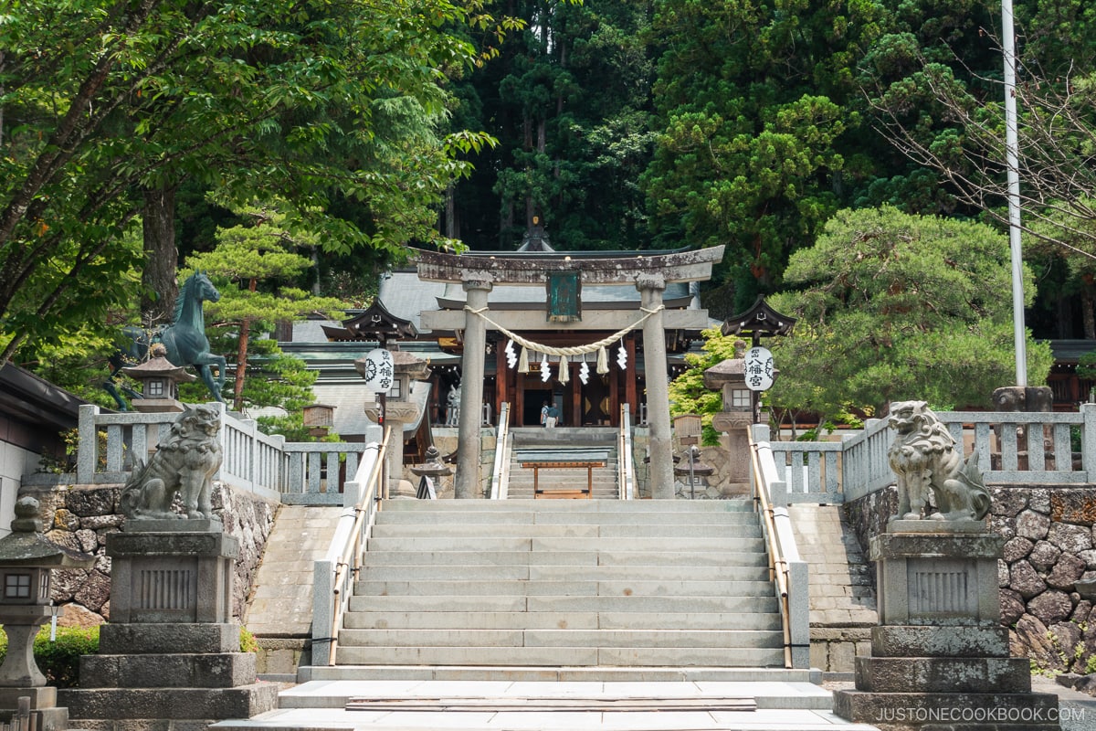 Sakurayama Hachiman main Shrine