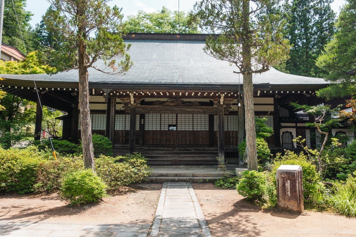 Higashiyama Walking Course shrine surrounded in nature