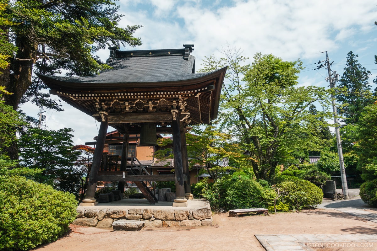 Higashiyama Walking Course shrine surrounded in nature