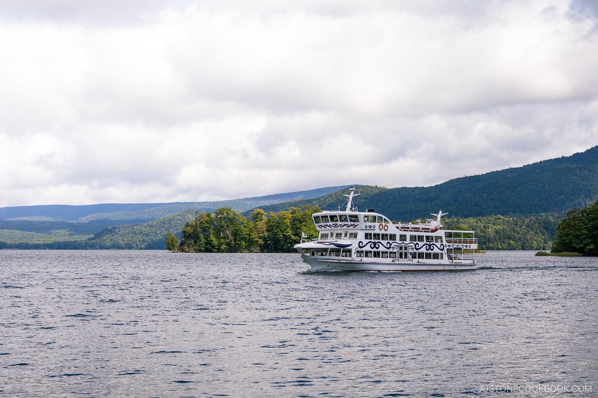 Lake Akan sightseeing cruise boat