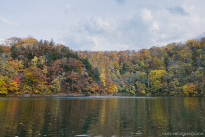Hangetsu Lake with autumn leaves