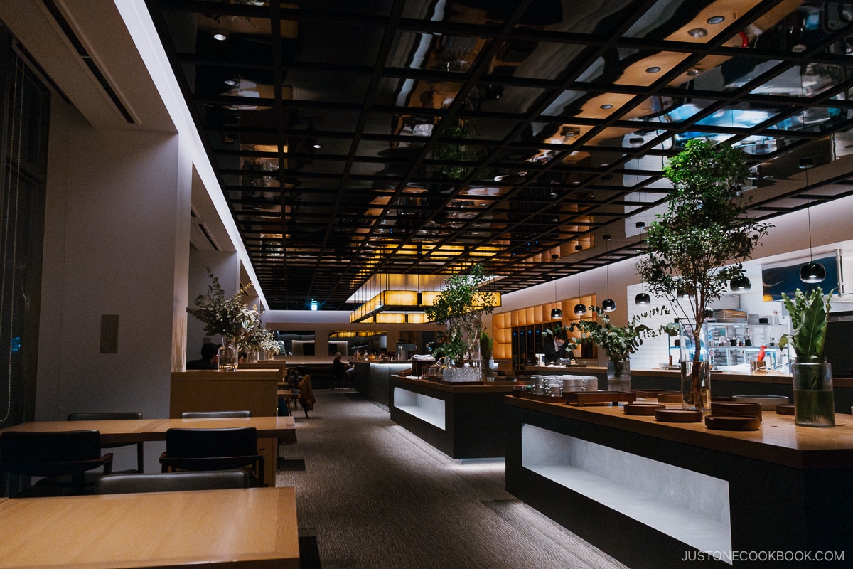 Setsu Niseko méli mélo dining room interior