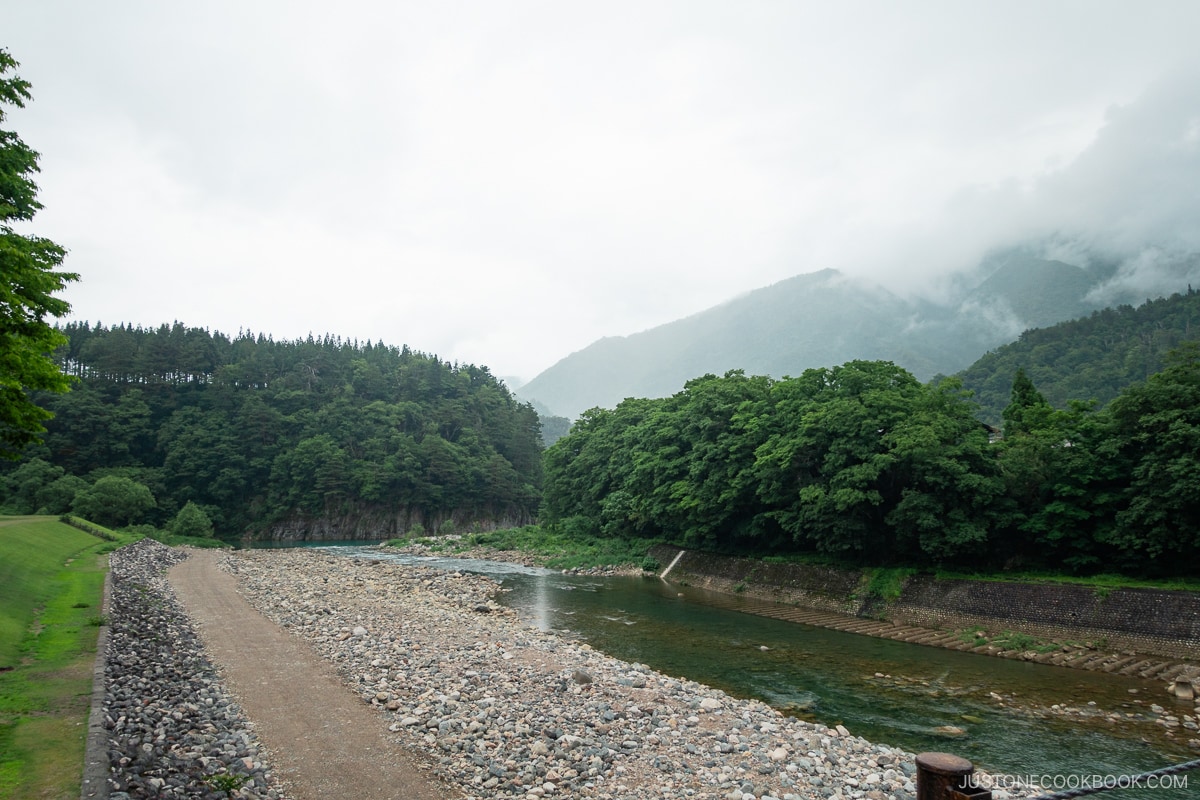 Views leading to Shirakawa-go