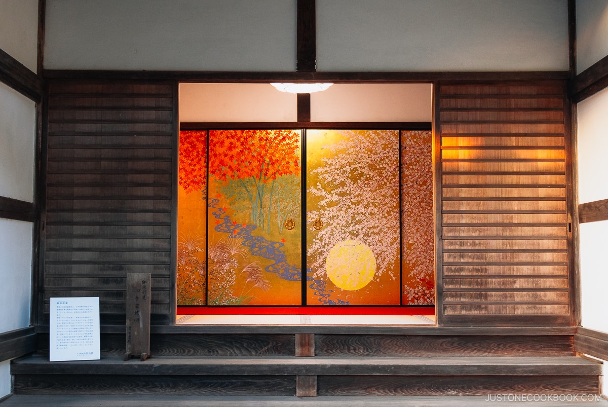 Gold sliding doors with autumn scenery apinting