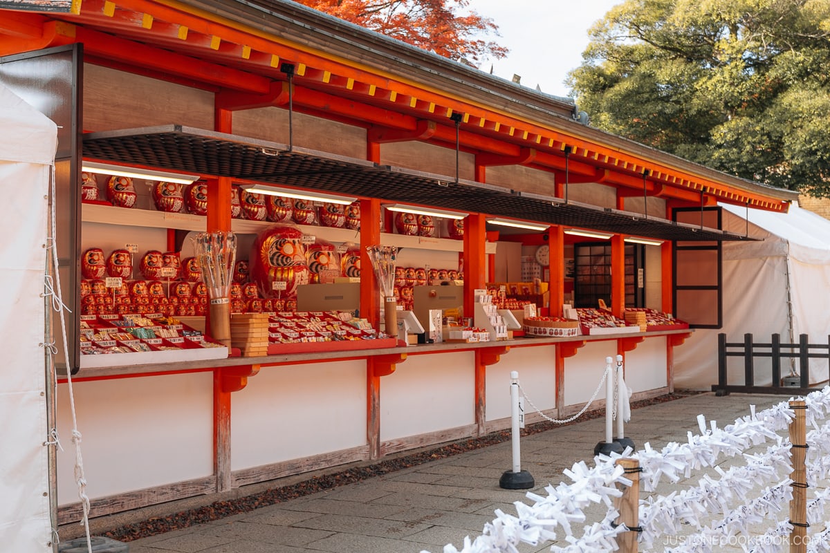 Temple stand selling daruma dolls