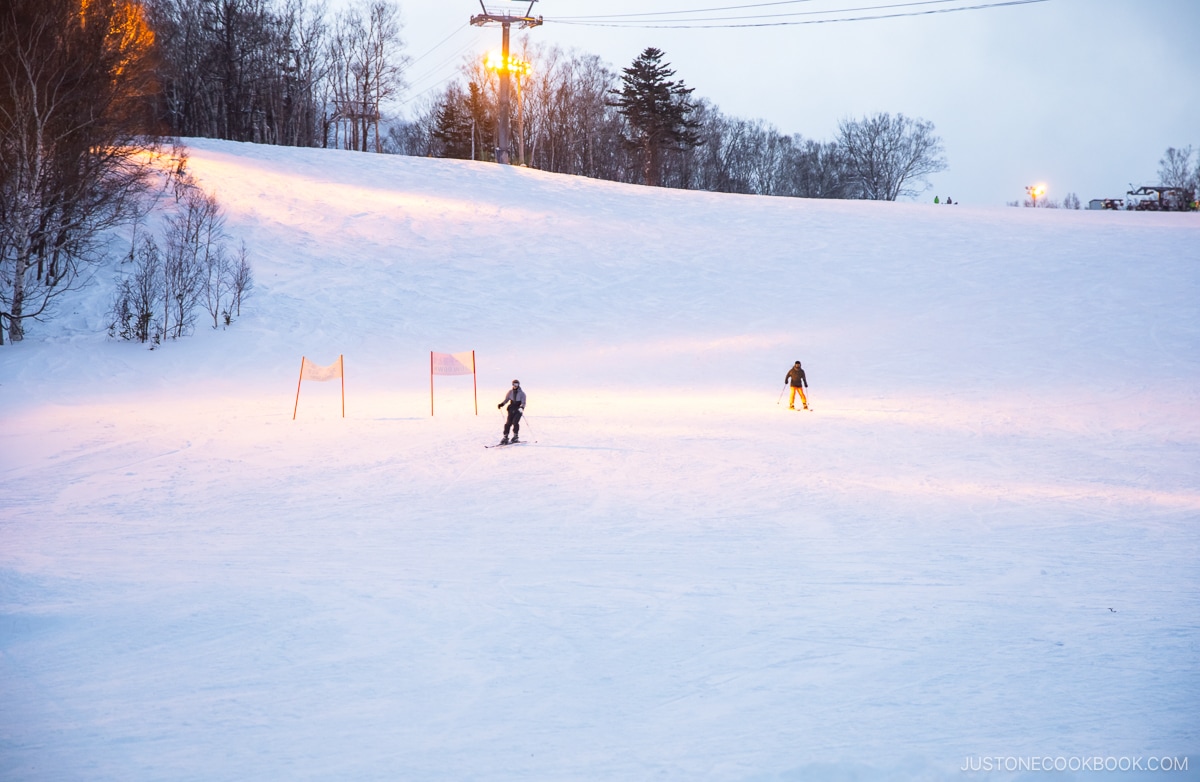 Two people skiing in Teine