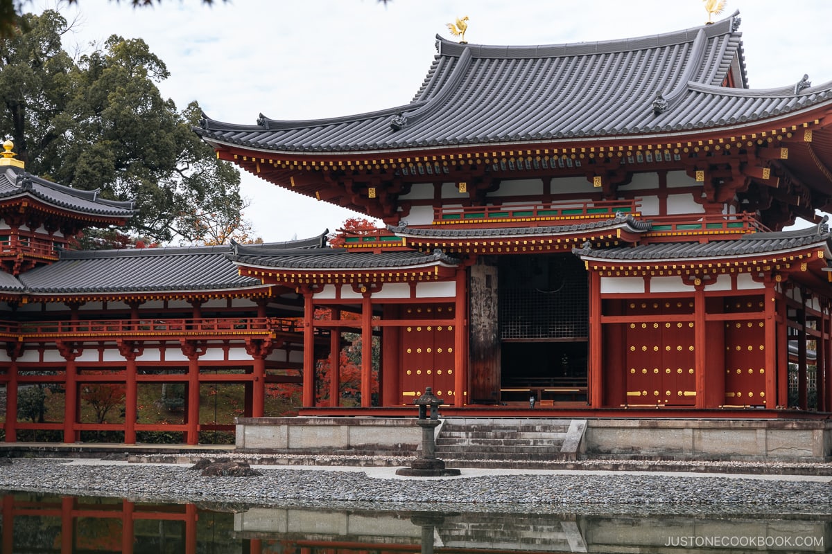 Detail of a temple's main hall exterior