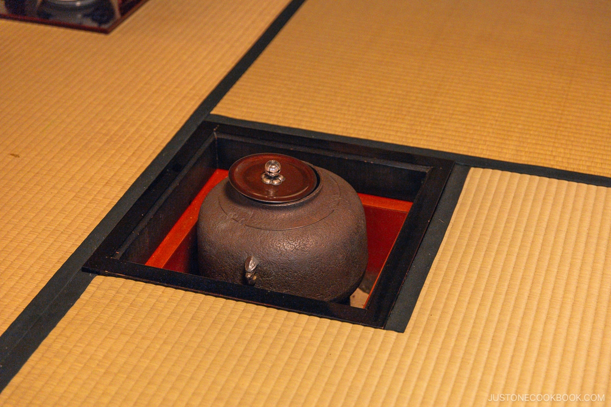 Pot for hot water inside a tatami floor