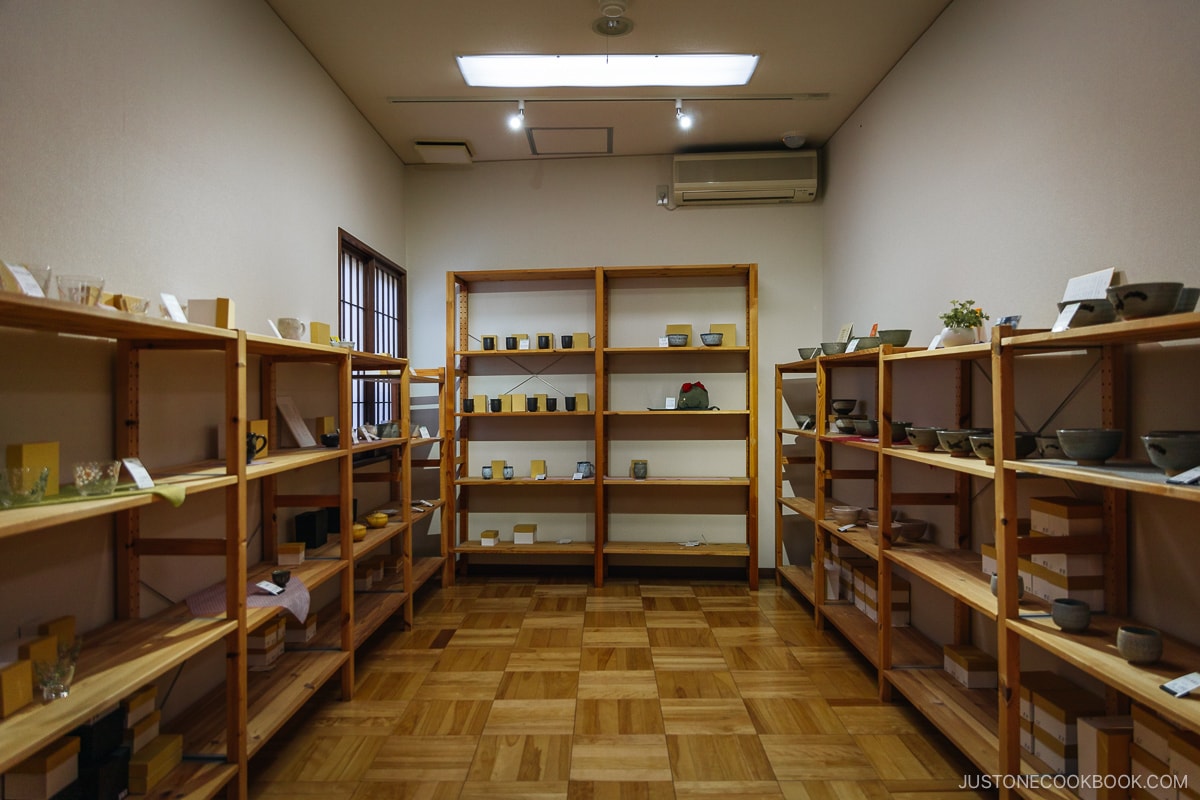 Shop selling ceramics for making matcha and green tewa