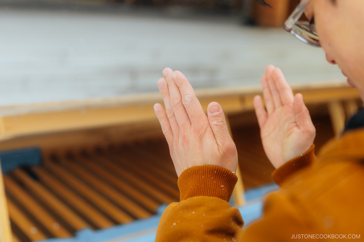 Clapping before praying at a shrine