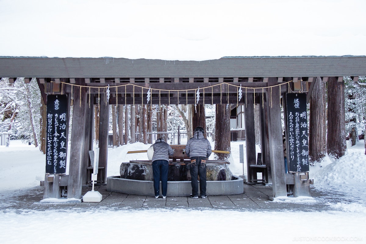 Temizuya (water basin) covered in snow