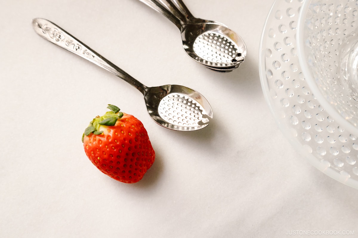 Showa-style Japanese strawberry spoons and a strawberry.