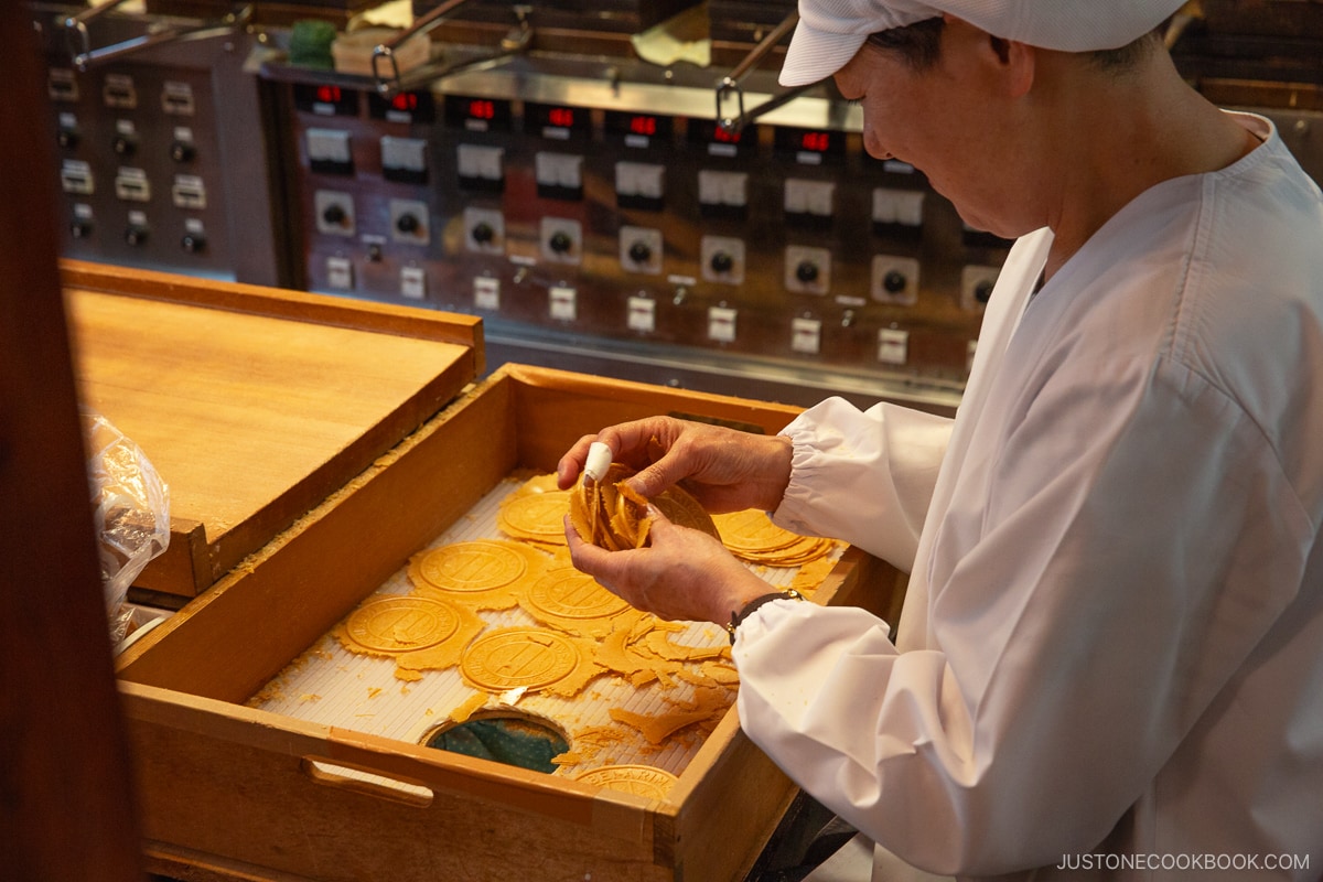 Arima's famous Tansan Senbei being made