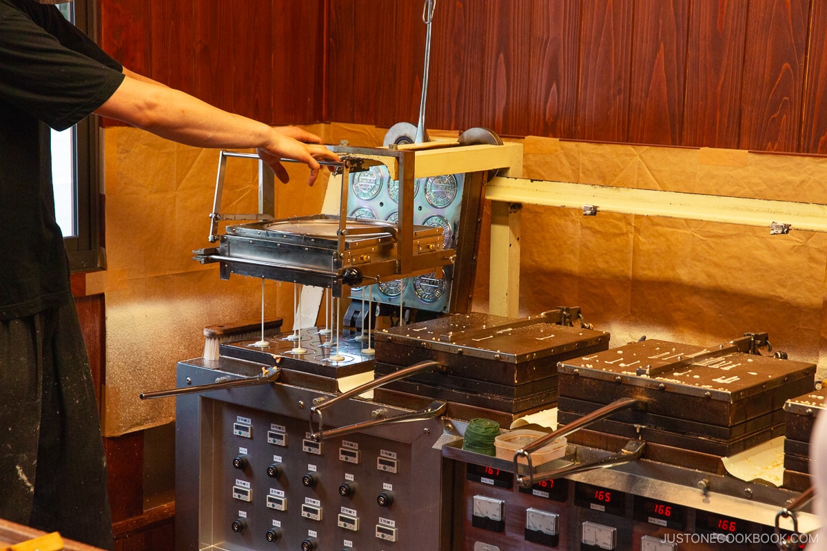 Arima's famous Tansan Senbei being made