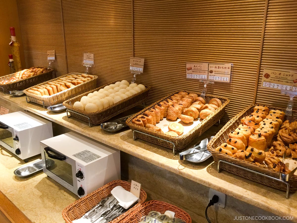 Хлеб для завтрака в отеле Arima Grand Hotel
