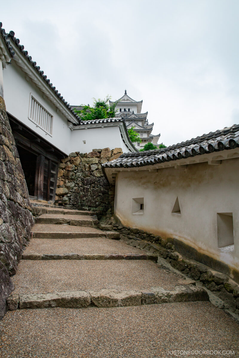 Склоны замка Химэдзи с треугольными окнами в стене для обзора и защиты.