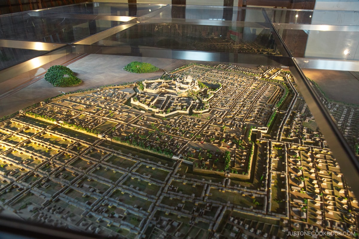 Масштабная модель замка Химэдзи и окружающего города.