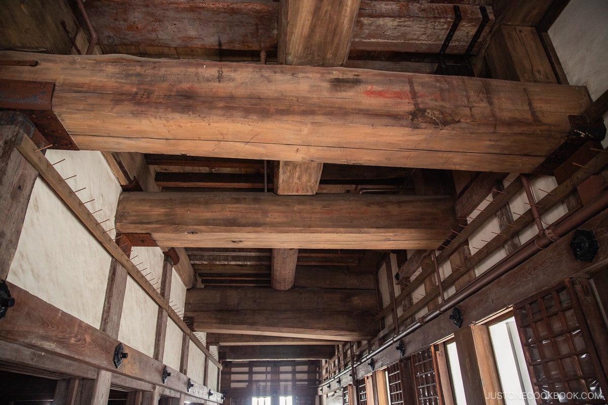 Интерьер башни замка Химэдзи из деревянных балок