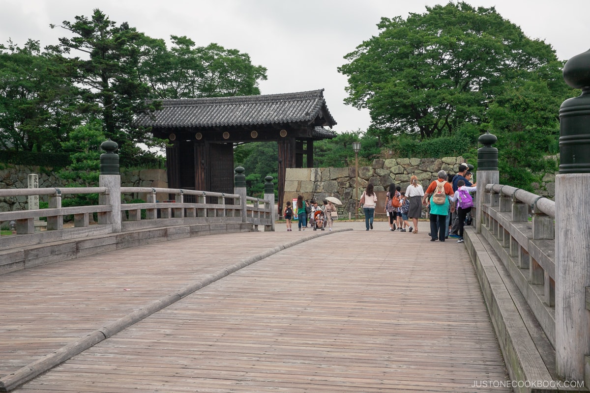 Вход в замок Химедзи через мост Сакурамон.