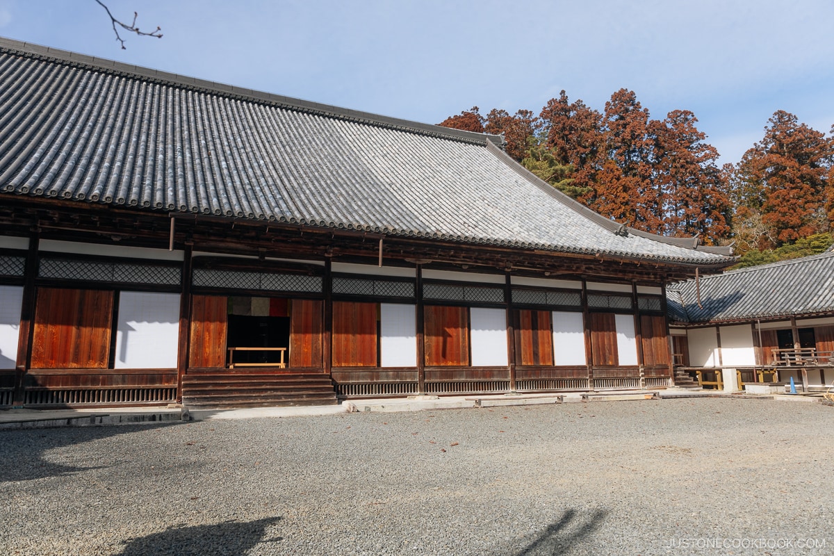 Двор храма и внешний вид зала