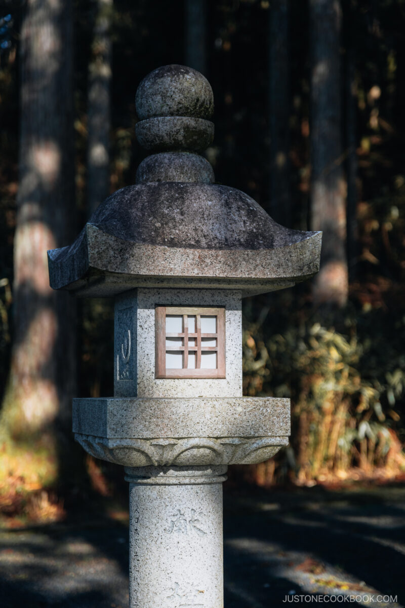 Stone lantern