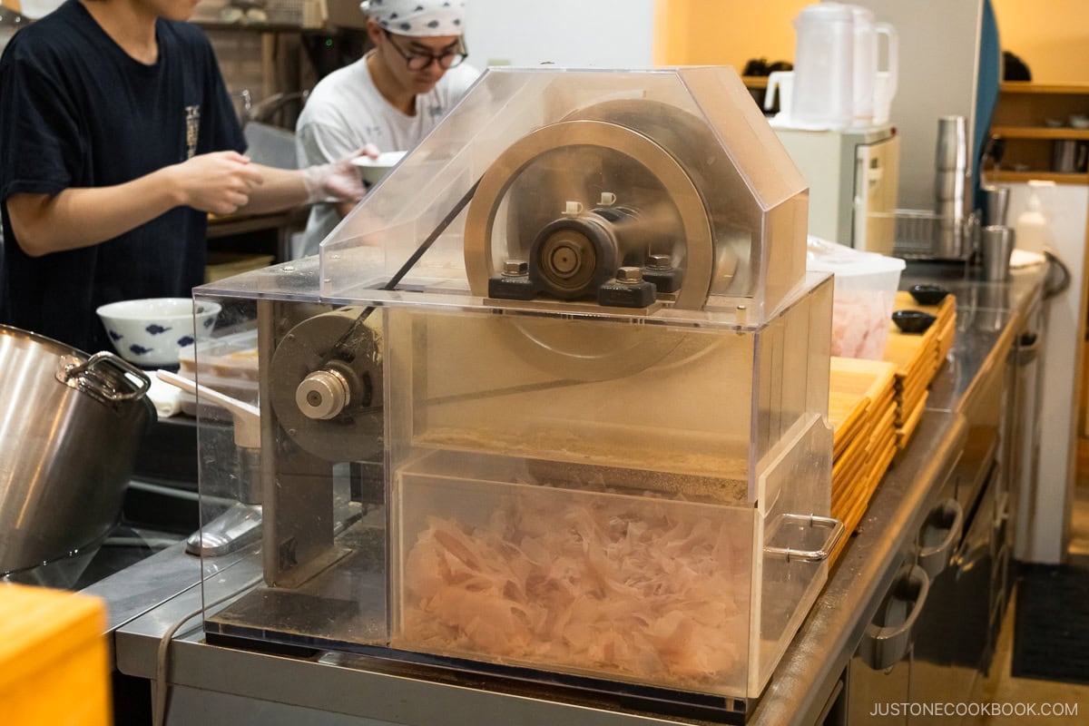 Machine to shave dried bonito