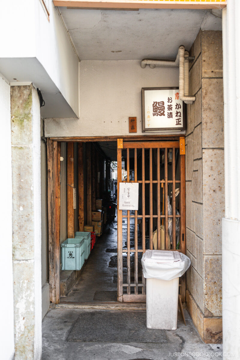 Restaurant alleyway