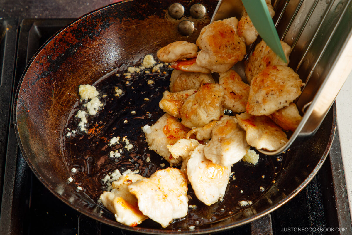 Put the chicken back to the pan.