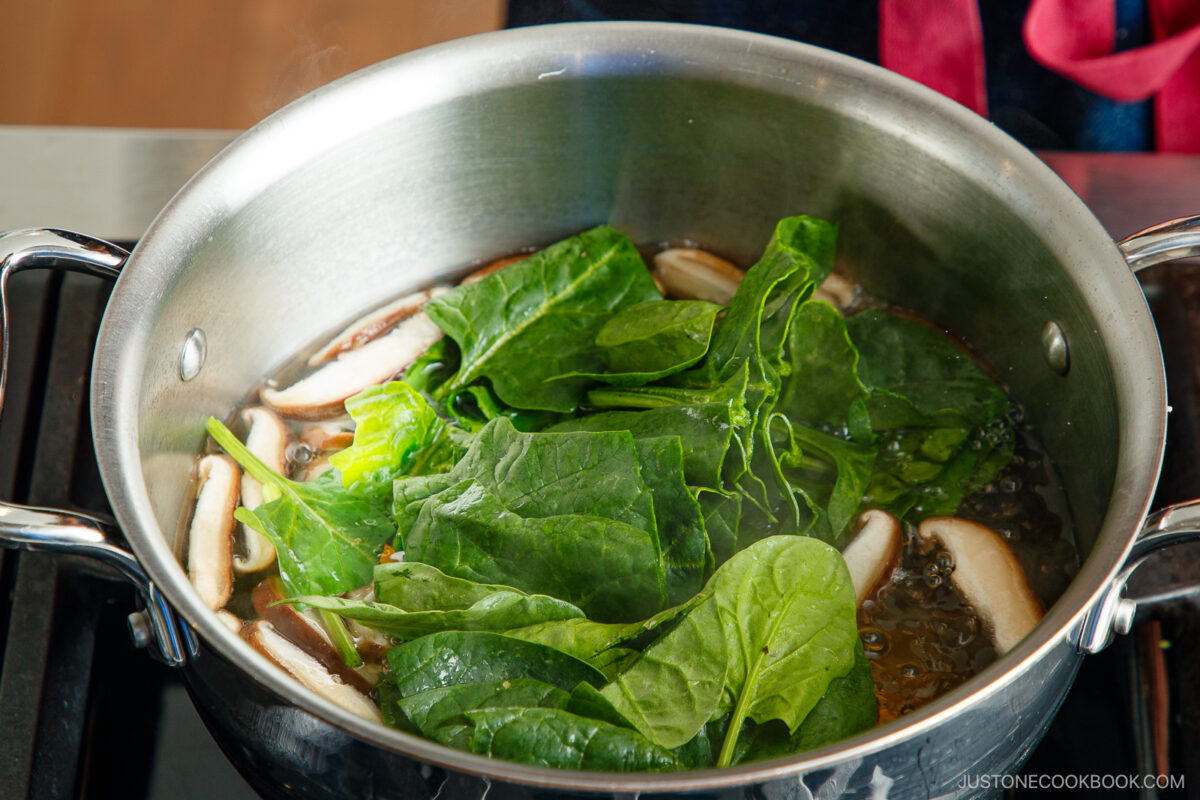 Cook the spinach in the dashi.