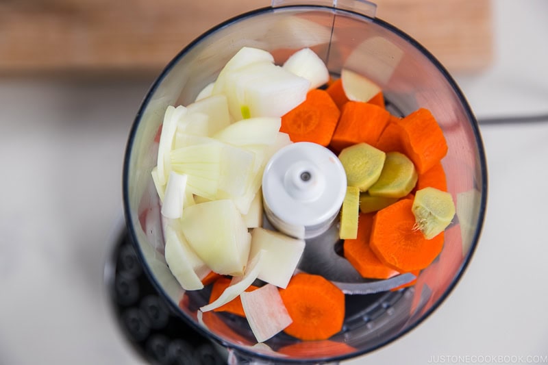 Add the vegetable ingredients in the food processor.