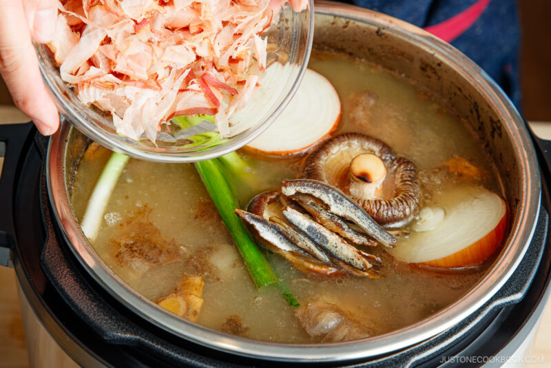 Easy Tonkotsu Ramen Recipe 豚骨ラーメン • Just One Cookbook