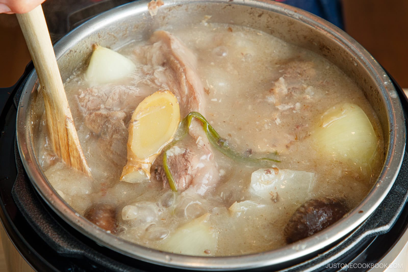 Easy Tonkotsu Ramen Recipe 豚骨ラーメン • Just One Cookbook