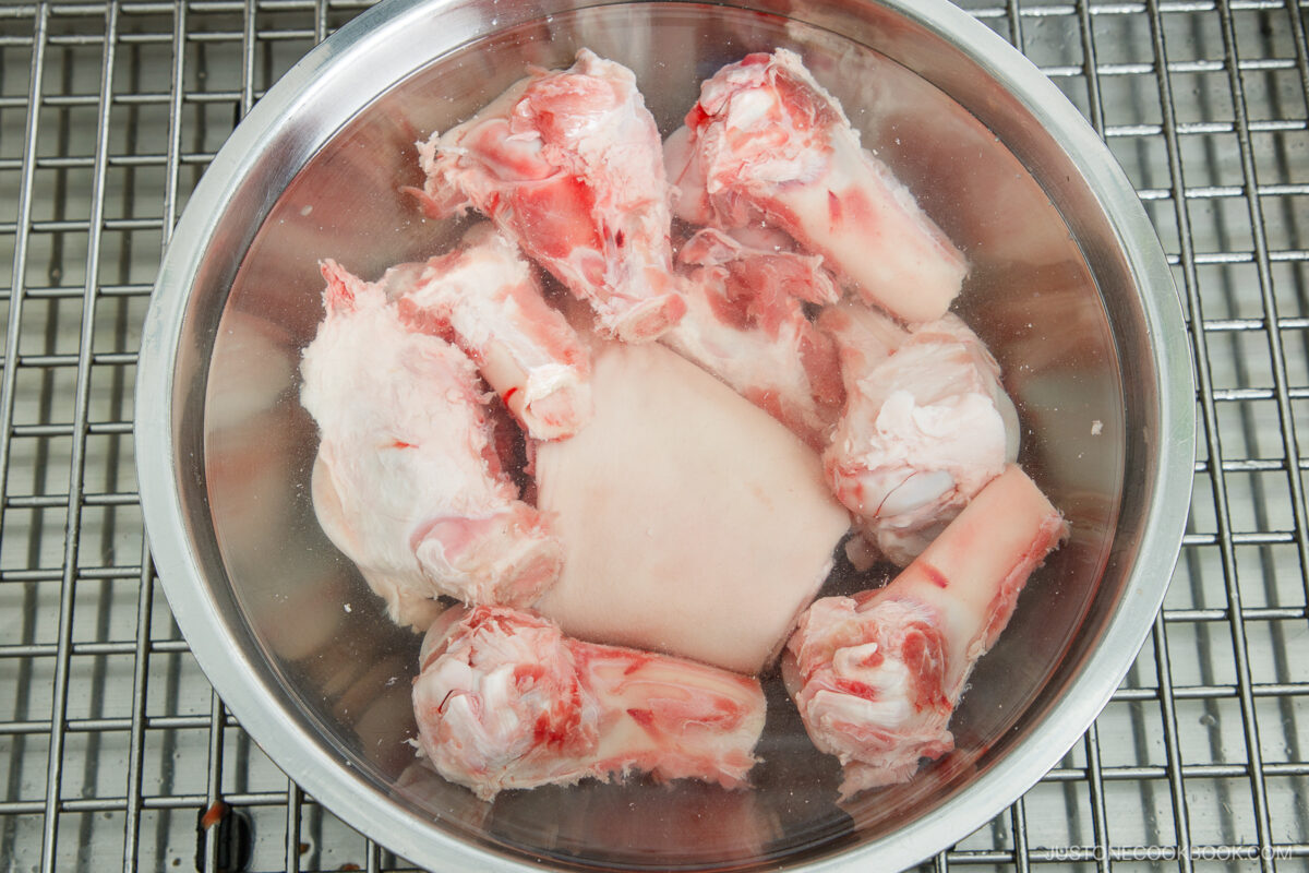Soaking pork bones in water.