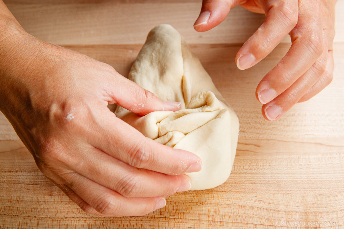 After the fifth round of dough stepping, take out the dough and form it into a round ball.