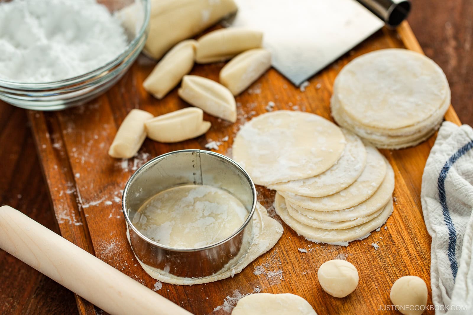 How to Make Gyoza Wrappers (Easy Homemade Recipe) 餃子の皮